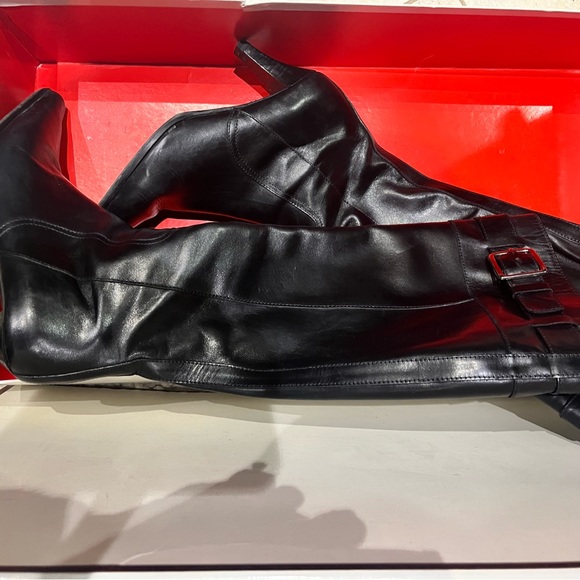 Coach black boots with zippered side and decorative buckle - Picture 2 of 3